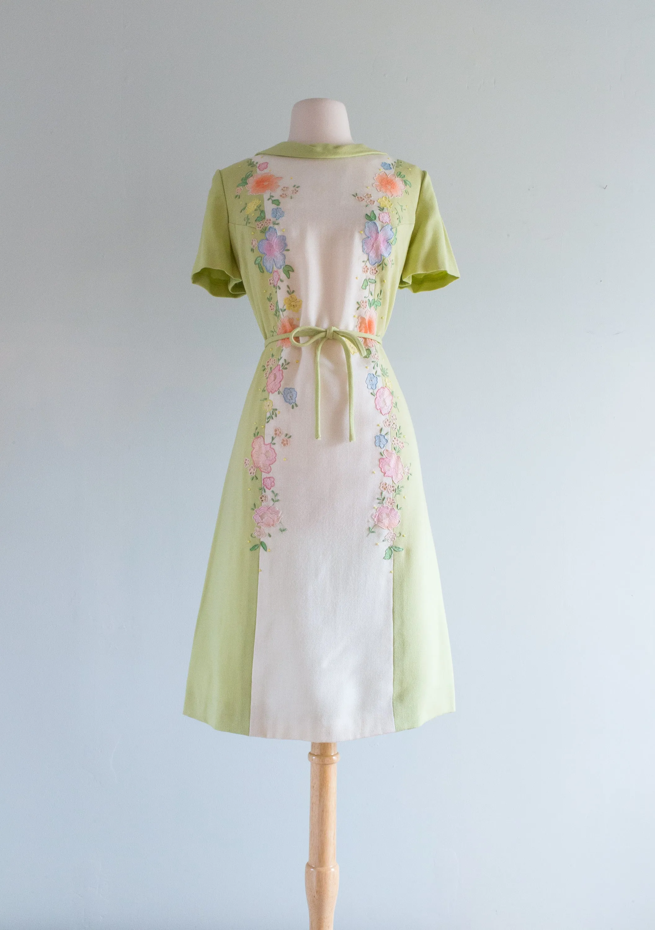 Adorable 1960's Spring Green Dress With Lace Applique / ML