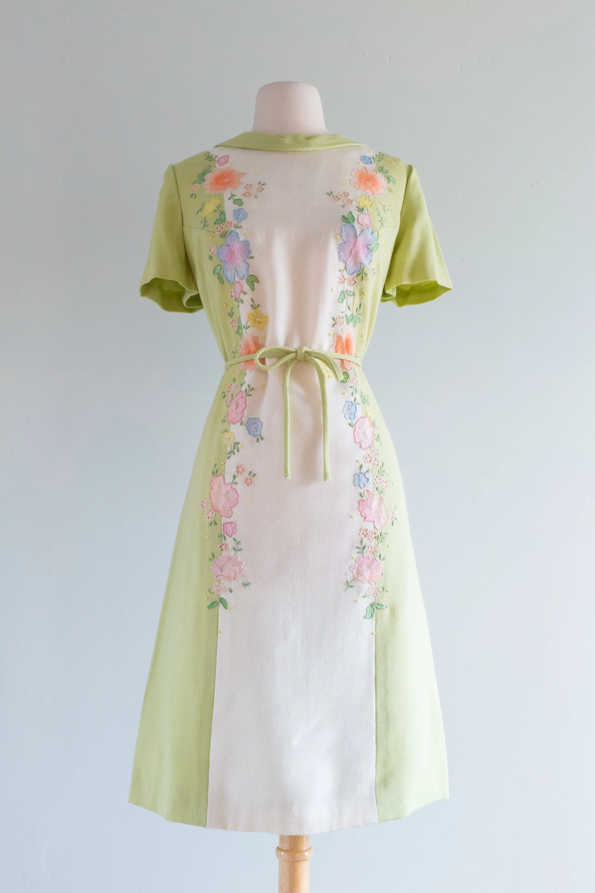 Adorable 1960's Spring Green Dress With Lace Applique / ML