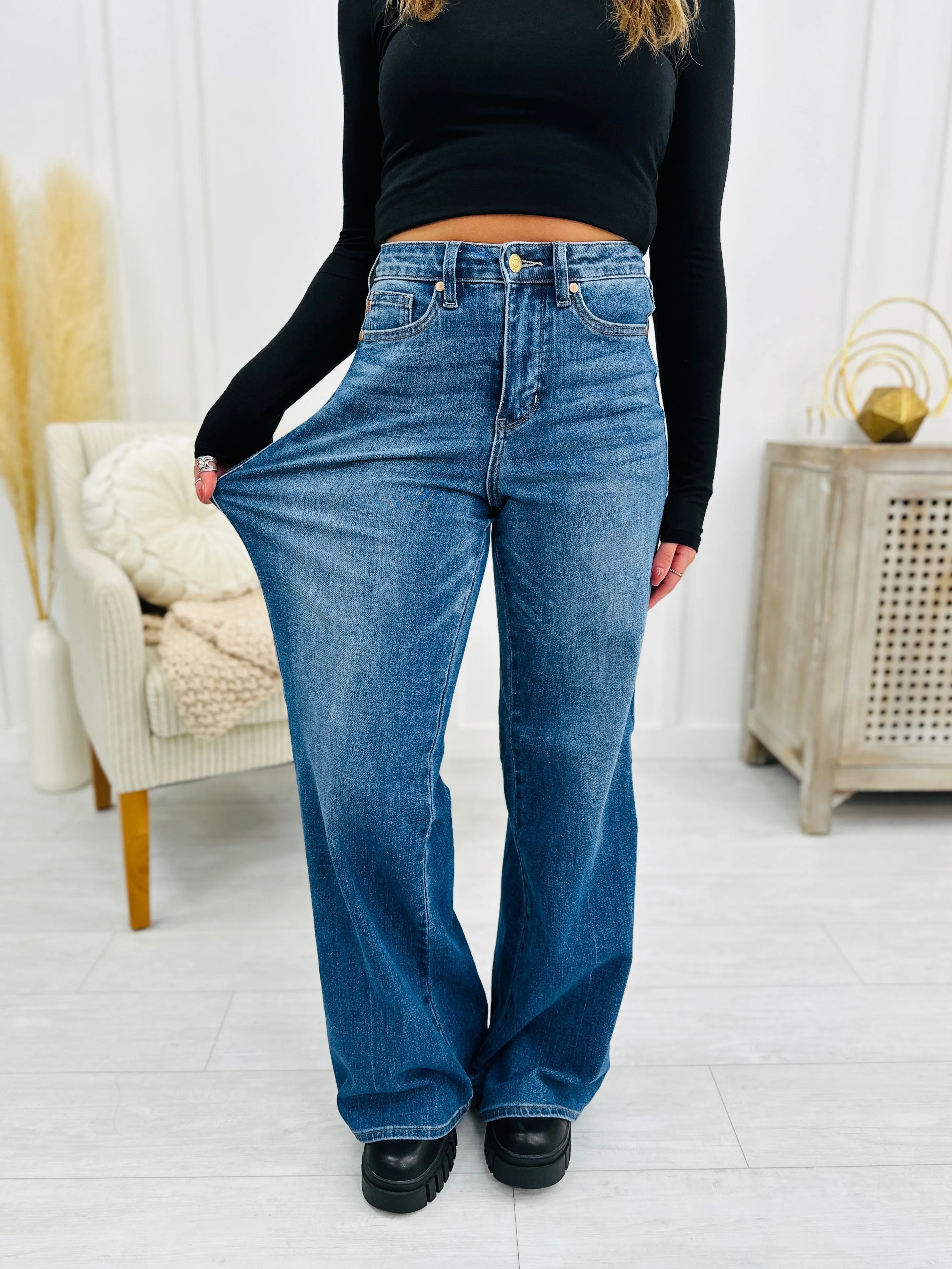 Judy Blue Far Out Wide Leg Tummy Control Jeans in Reg/Curvy