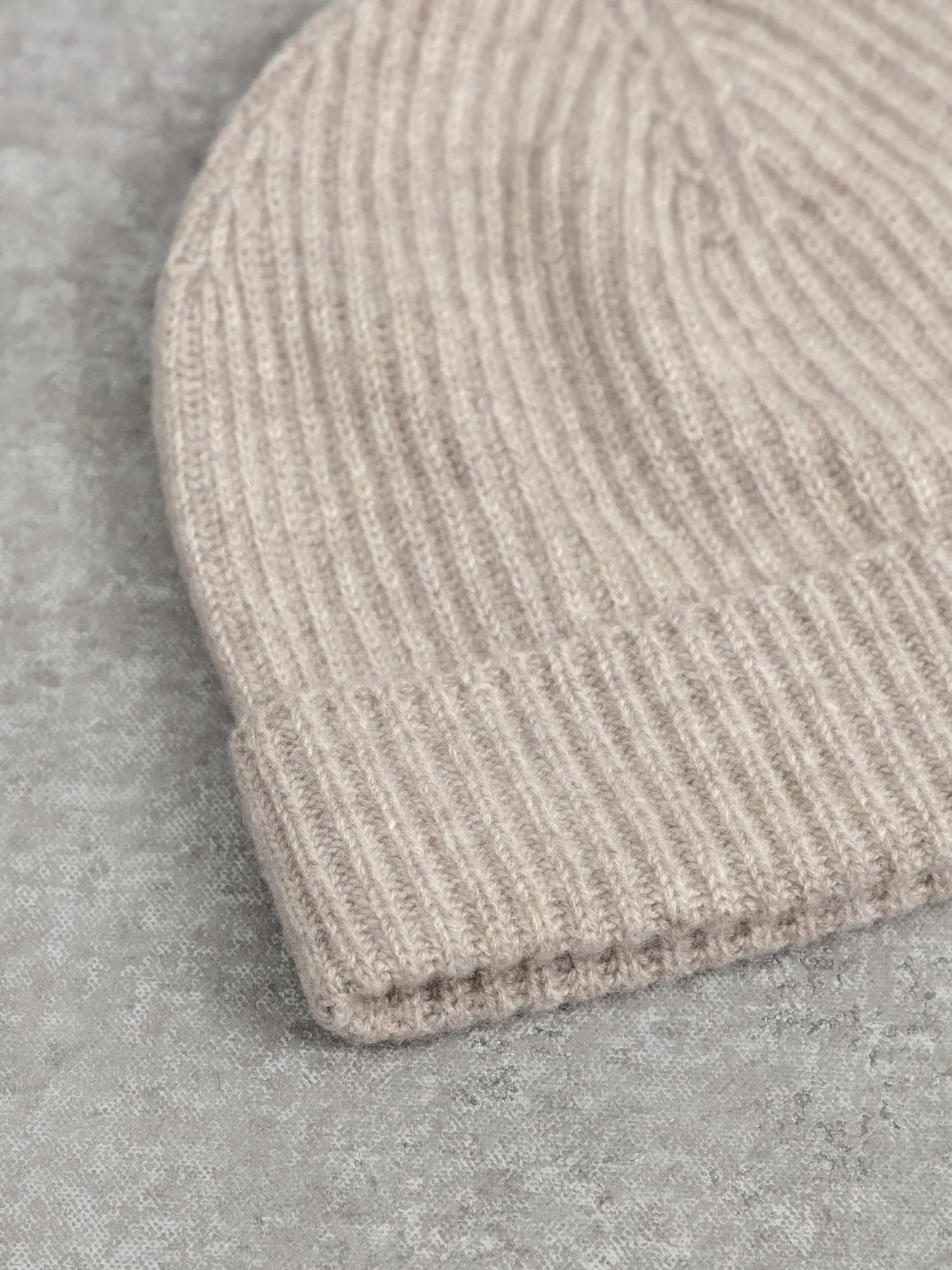 The Cashmere Bandit Beanie - Pebble