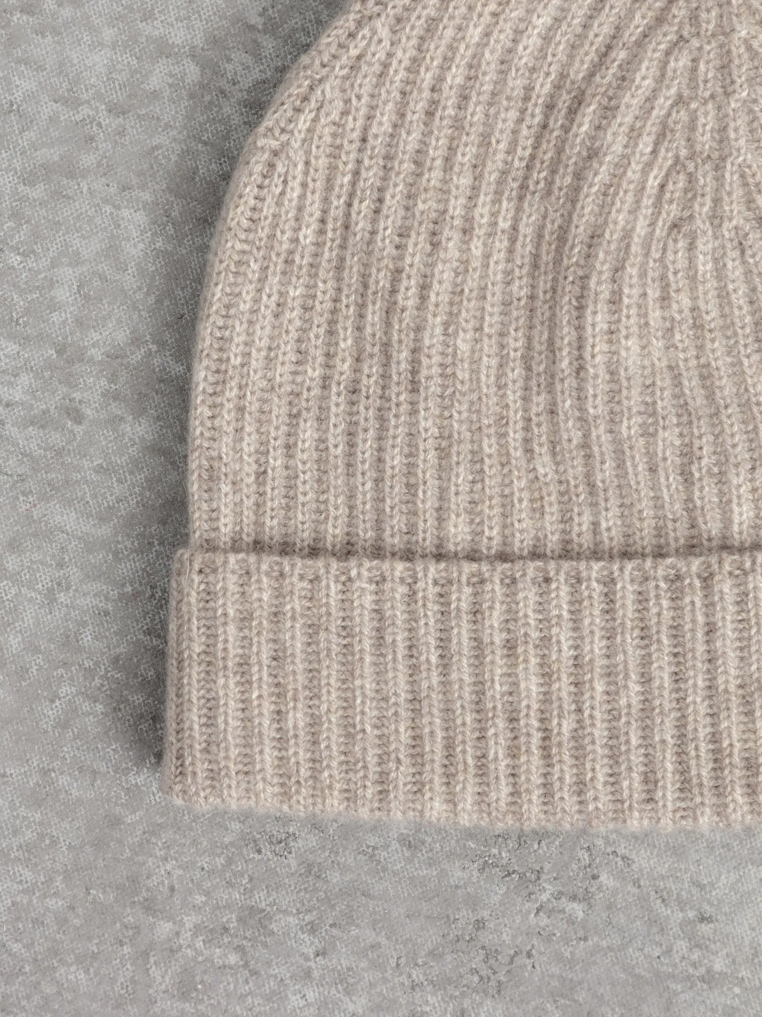 The Cashmere Bandit Beanie - Pebble